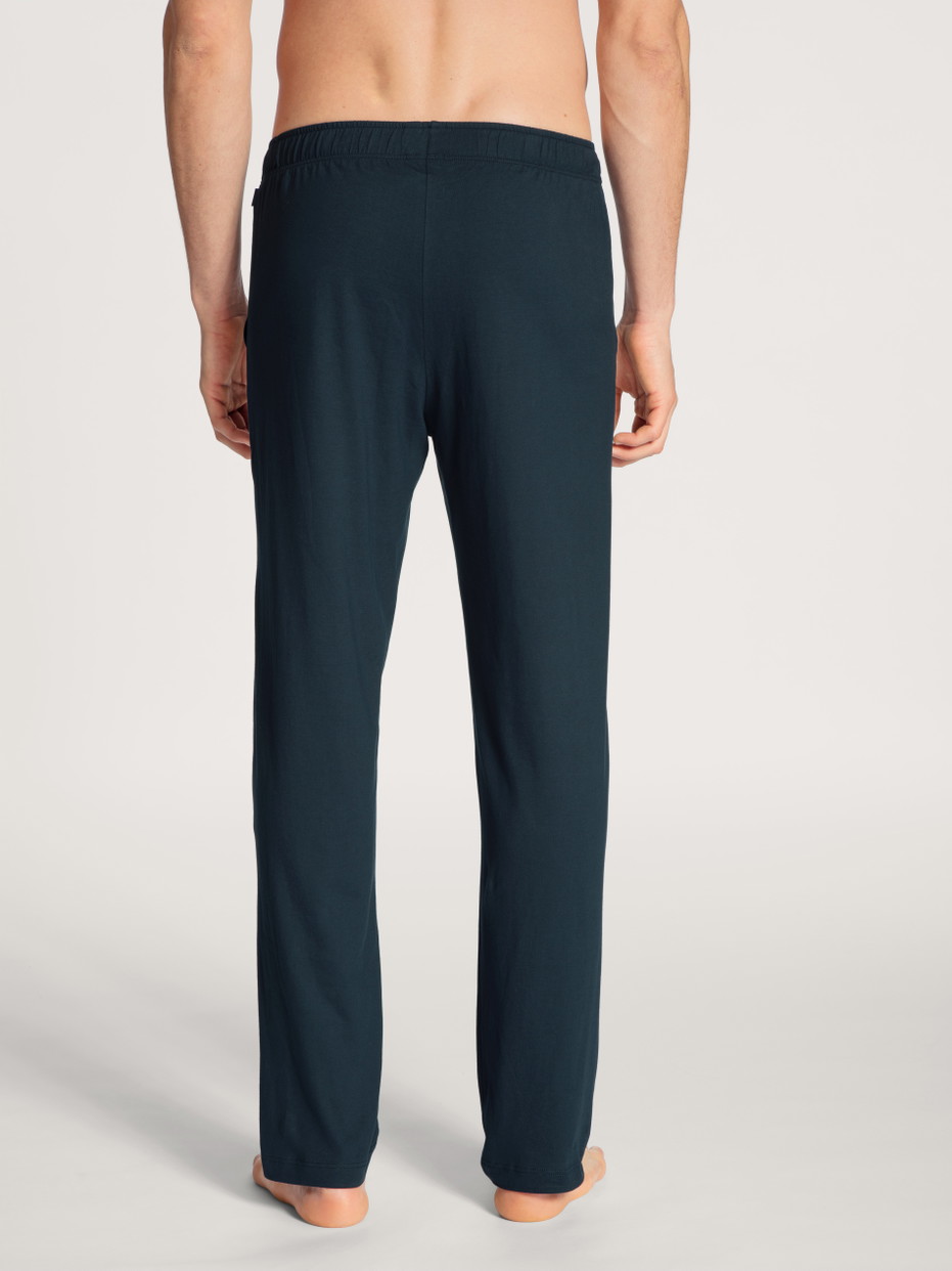 Herren-Model trägt Pants aus 100% Baumwolle in Blau, Einfarbig aus Serie Remix Basic Sleep von CALIDA, Rückansicht