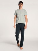Herren-Model trägt Pants aus 100% Baumwolle in Blau, Einfarbig aus Serie Remix Basic Sleep von CALIDA, Outfit, Vorderansicht