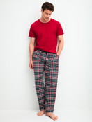 Herren-Model trägt Flannel-Pyjamahose mit Seitentaschen aus 100% Baumwolle in Blau, Kariert aus Serie Family & Friends von CALIDA, Vorderansicht