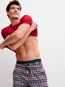 Herren-Model trägt Flannel-Pyjamahose mit Seitentaschen aus 100% Baumwolle in Blau, Kariert aus Serie Family & Friends von CALIDA, Zusatzbild