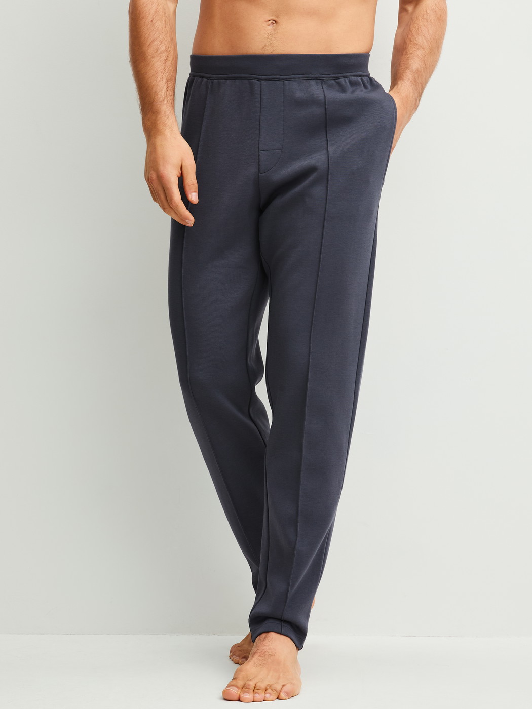 La modella / Il modello Uomo indossa Pantaloni da salotto in Cotone di colore Grigio, Tinta unita, della serie RMX Lounge Casual di CALIDA, Vista frontale