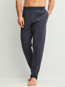 La modella / Il modello Uomo indossa Pantaloni da salotto in Cotone di colore Grigio, Tinta unita, della serie RMX Lounge Casual di CALIDA, Vista frontale