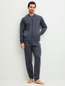La modella / Il modello Uomo indossa Pantaloni da salotto in Cotone di colore Grigio, Tinta unita, della serie RMX Lounge Casual di CALIDA, Abbigliamento