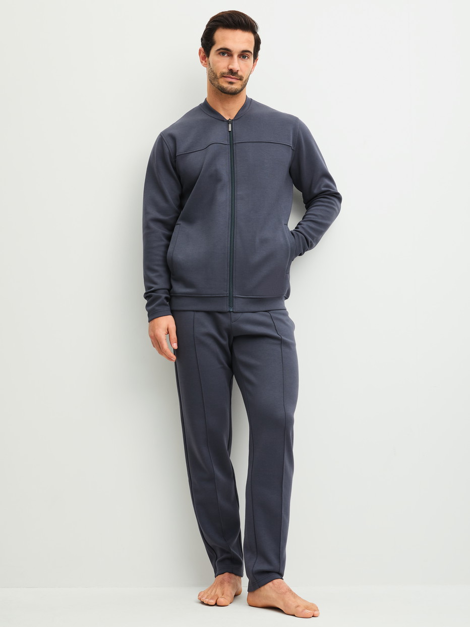 Le mannequin Homme porte le/la pantalon de détente en Coton de couleur Gris, Unicolore, de la série RMX Lounge Casual de CALIDA, Tenue