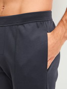 La modella / Il modello Uomo indossa Pantaloni da salotto in Cotone di colore Grigio, Tinta unita, della serie RMX Lounge Casual di CALIDA, Dettaglio
