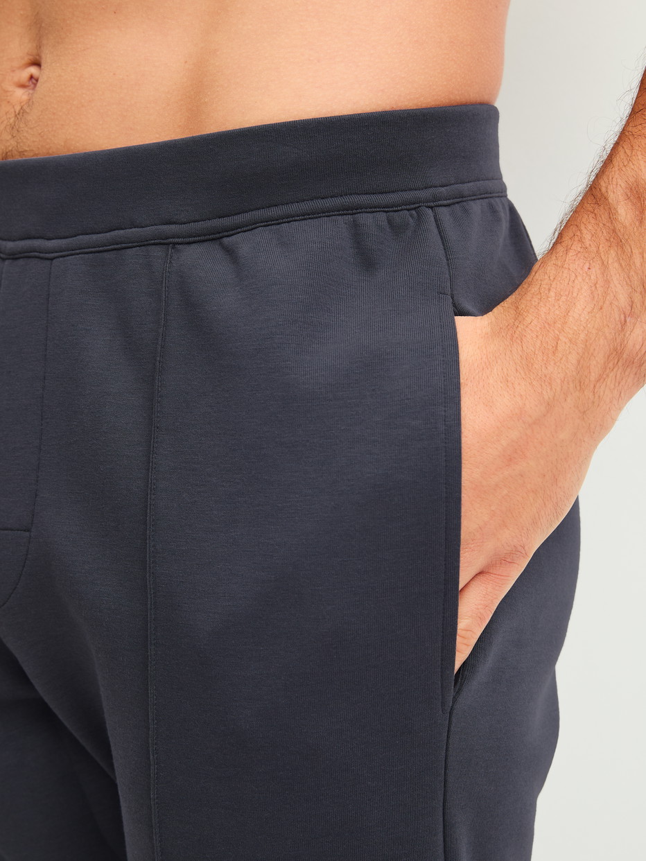 Le mannequin Homme porte le/la pantalon de détente en Coton de couleur Gris, Unicolore, de la série RMX Lounge Casual de CALIDA, Détail