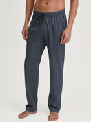 Herren-Model trägt Pyjamahose mit Seitentaschen aus 100% Baumwolle in Blau, Kariert aus Serie Remix Basic Sleep von CALIDA, Vorderansicht