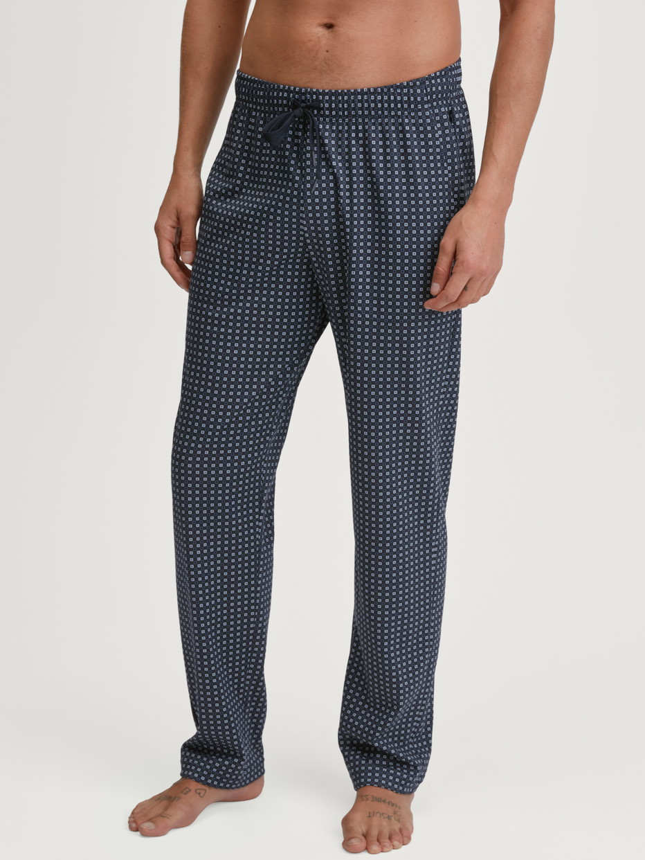Herren-Model trägt Pyjamahose mit Seitentaschen aus 100% Baumwolle in Blau, Kariert aus Serie Remix Basic Sleep von CALIDA, Vorderansicht