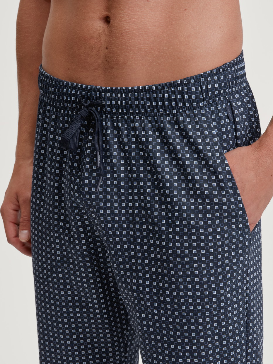 Herren-Model trägt Pyjamahose mit Seitentaschen aus 100% Baumwolle in Blau, Kariert aus Serie Remix Basic Sleep von CALIDA, Detail