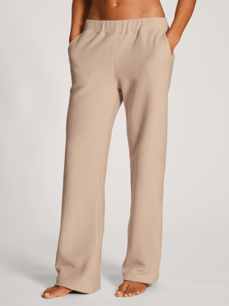 Damen-Model trägt Pants mit Seitentaschen aus Viskose in Beige, Einfarbig aus Serie The Home Hub von CALIDA, Vorderansicht