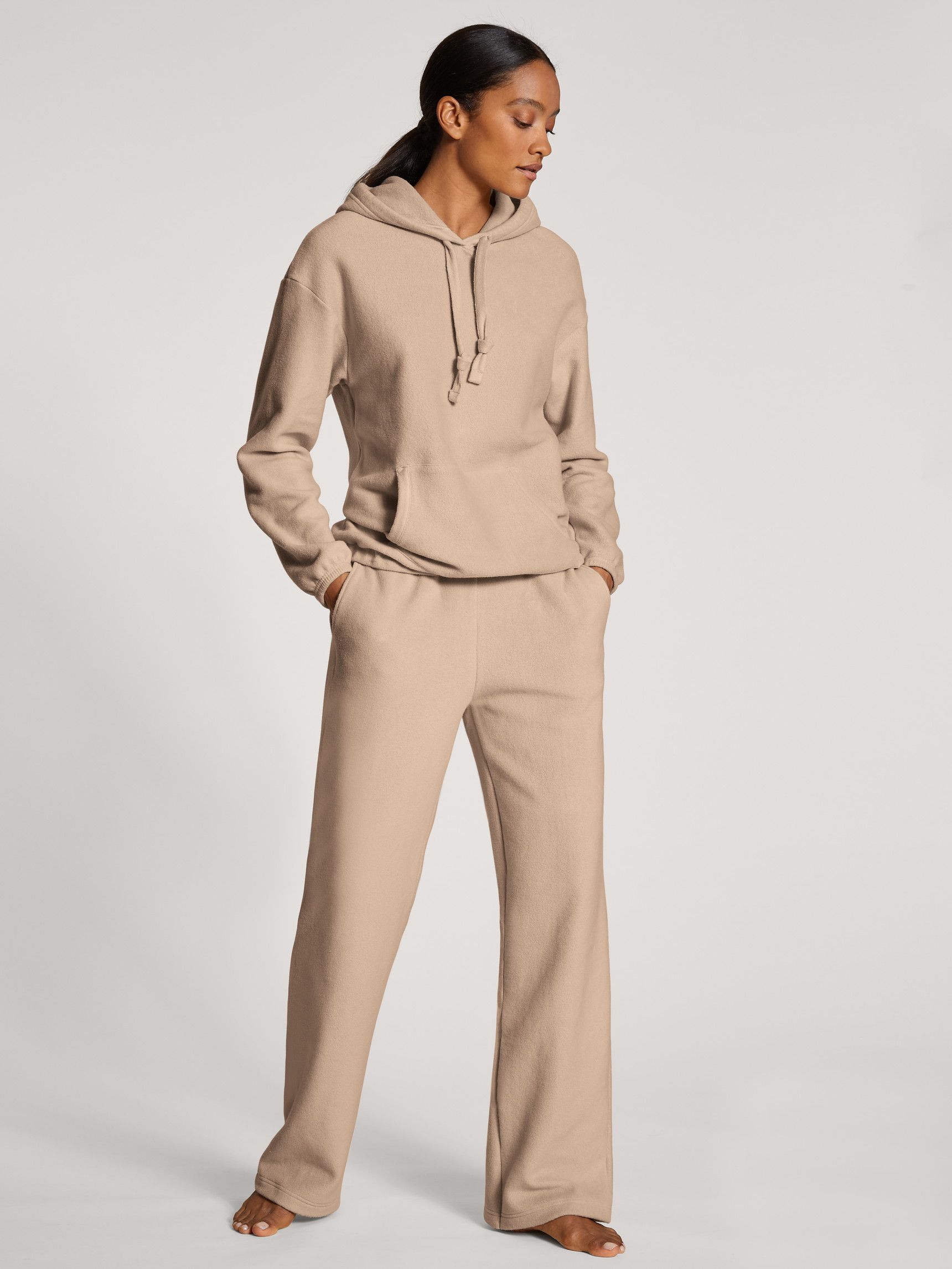 La modella / Il modello Donna indossa Pantalone in Viscosa di colore Beige, Tinta unita, della serie The Home Hub di CALIDA, Vista frontale, Abbigliamento
