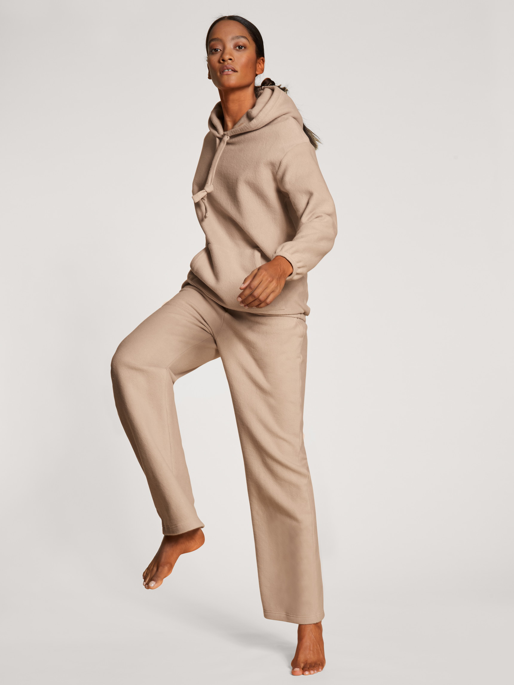 La modella / Il modello Donna indossa Pantalone in Viscosa di colore Beige, Tinta unita, della serie The Home Hub di CALIDA, Abbigliamento