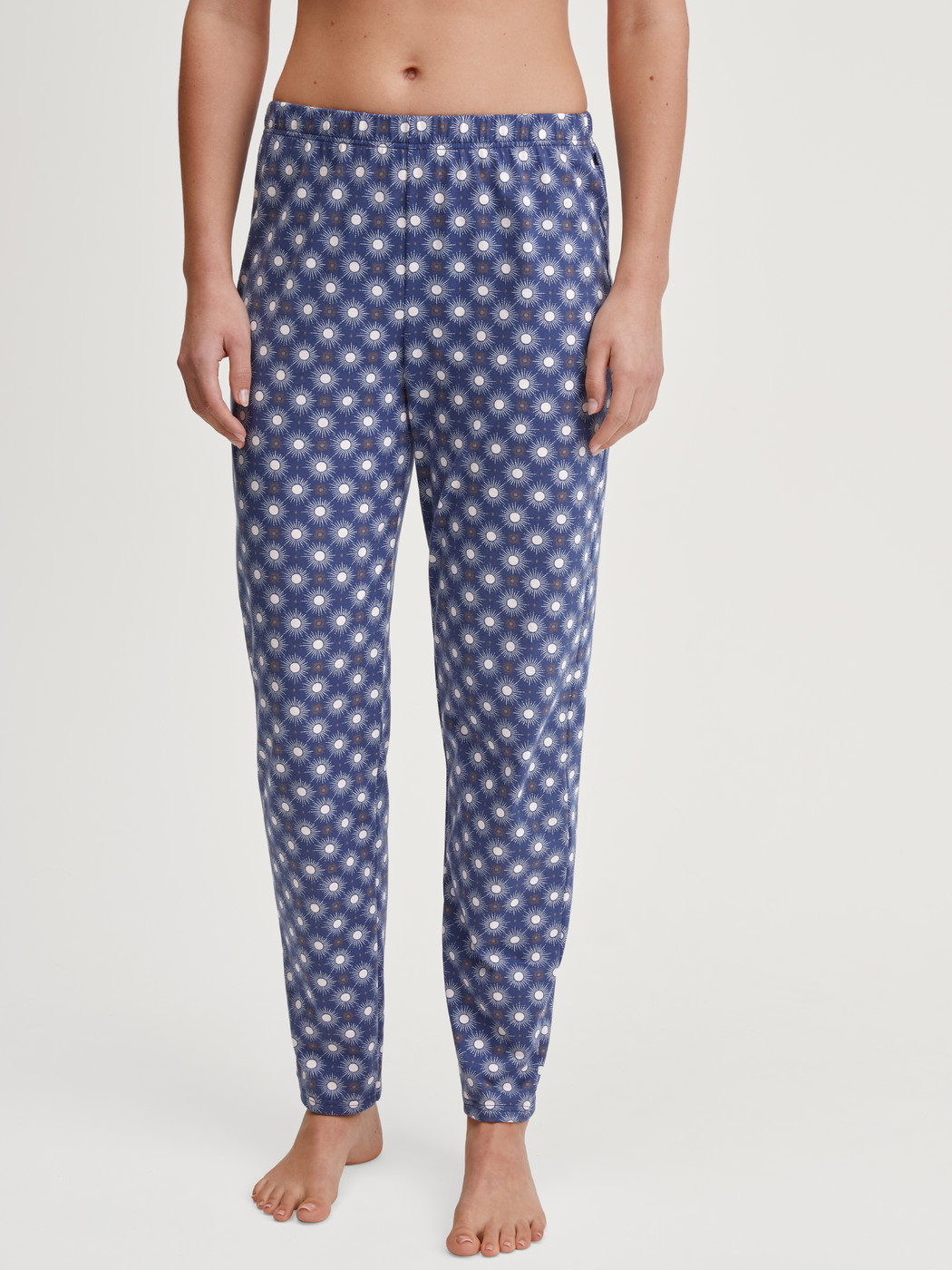 La modella / Il modello Donna indossa Pantaloni pigiama in 100% cotone di colore Blu, Modello, della serie Favourites Universe di CALIDA, Vista frontale