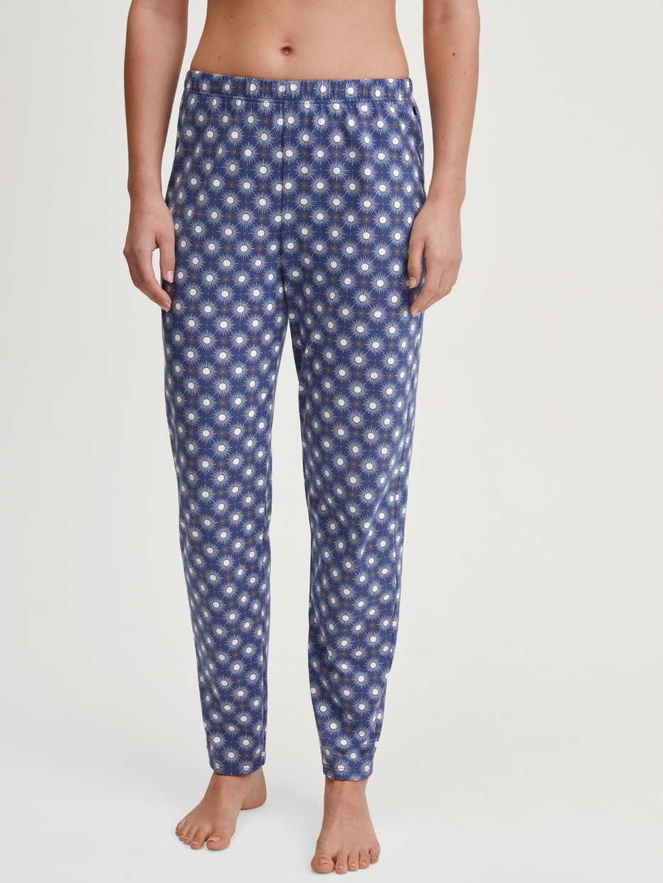 Damen-Model trägt Pyjamahose aus 100% Baumwolle in Blau, Gemustert aus Serie Favourites Universe von CALIDA, Vorderansicht