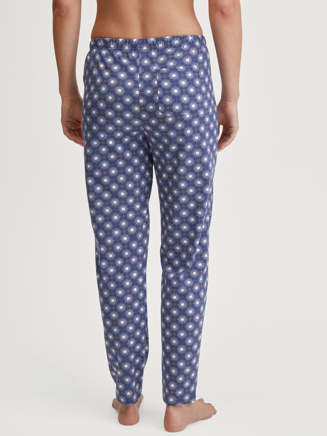 La modella / Il modello Donna indossa Pantaloni pigiama in 100% cotone di colore Blu, Modello, della serie Favourites Universe di CALIDA, Vista posteriore