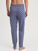 La modella / Il modello Donna indossa Pantaloni pigiama in 100% cotone di colore Blu, Modello, della serie Favourites Universe di CALIDA, Vista posteriore