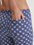 La modella / Il modello Donna indossa Pantaloni pigiama in 100% cotone di colore Blu, Modello, della serie Favourites Universe di CALIDA, Dettaglio