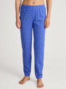 La modella / Il modello Donna indossa Pantaloni pigiama in 100% cotone di colore Blu, Modello, della serie Favourites Marine di CALIDA, Vista frontale
