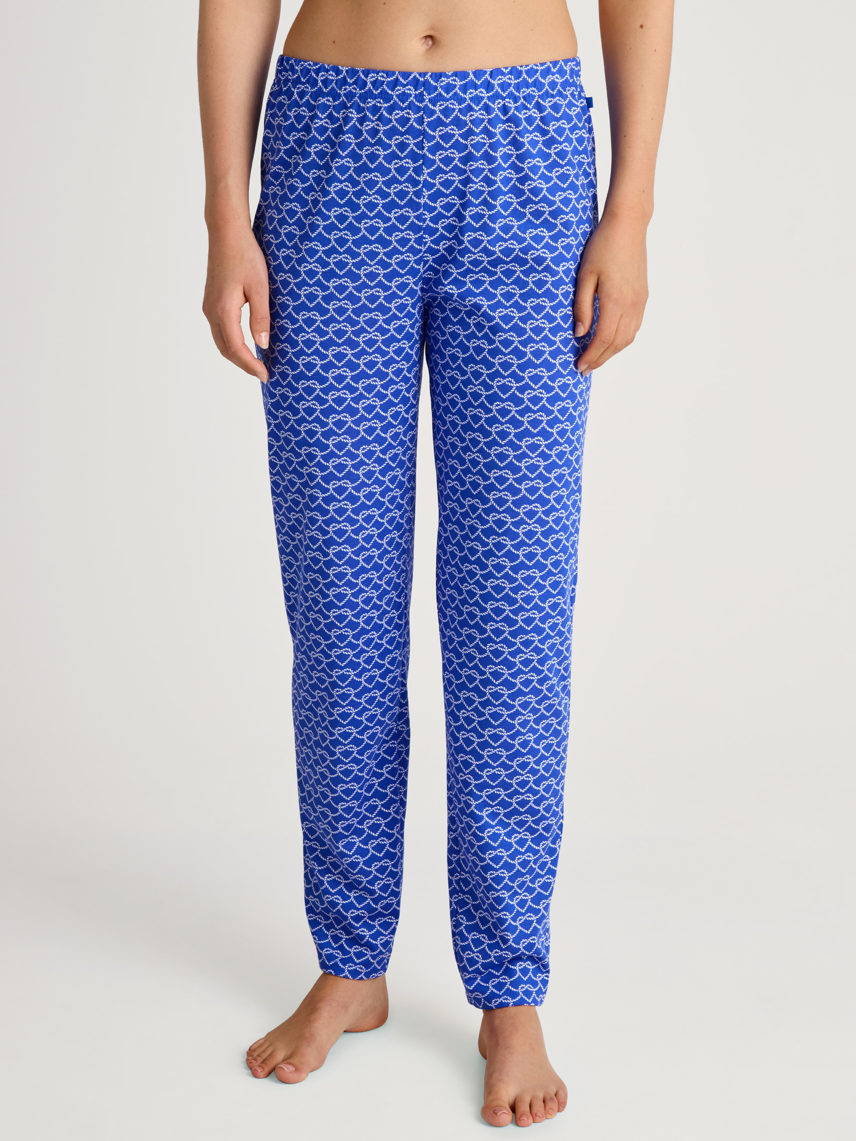 Damen-Model trägt Pyjamahose aus 100% Baumwolle in Blau, Gemustert aus Serie Favourites Marine von CALIDA, Vorderansicht