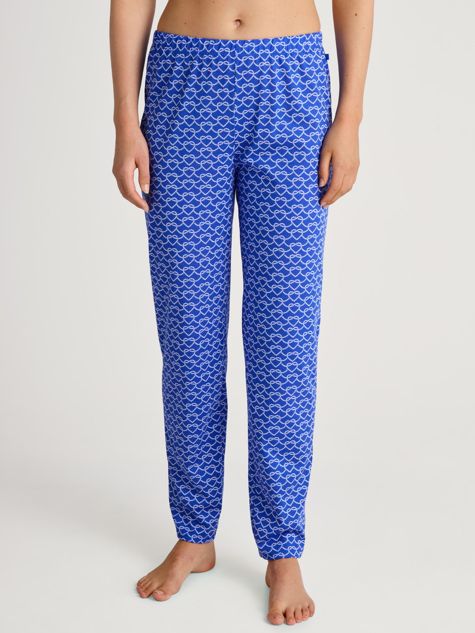 Damen-Model trägt Pyjamahose aus 100% Baumwolle in Blau, Gemustert aus Serie Favourites Marine von CALIDA, Vorderansicht