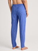 La modella / Il modello Donna indossa Pantaloni pigiama in 100% cotone di colore Blu, Modello, della serie Favourites Marine di CALIDA, Vista posteriore
