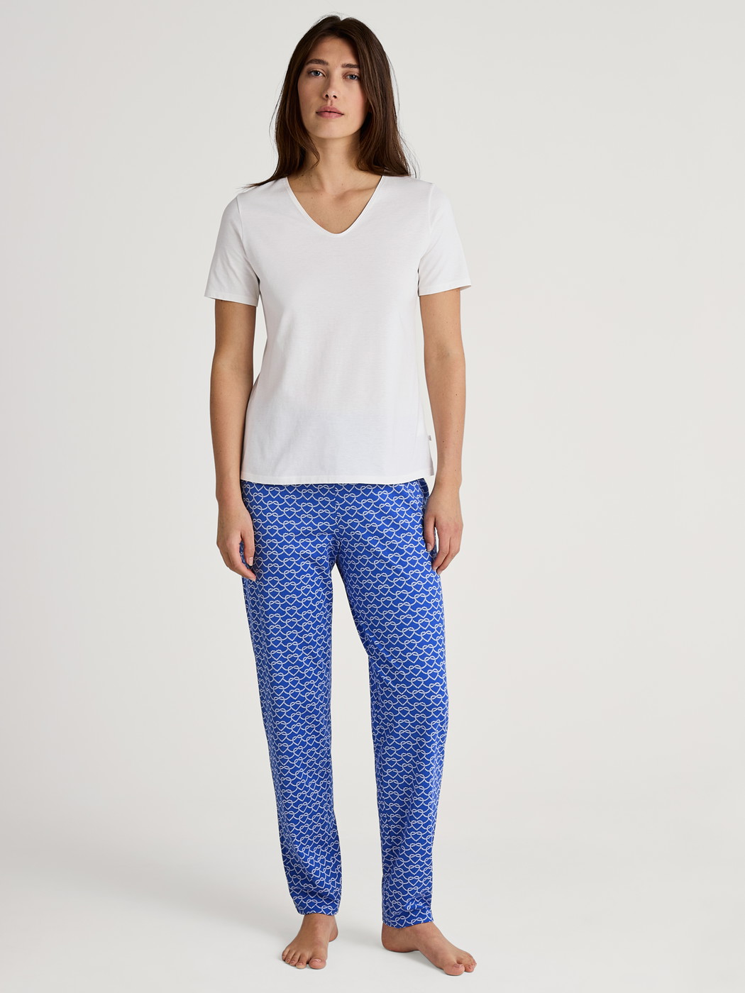 La modella / Il modello Donna indossa Pantaloni pigiama in 100% cotone di colore Blu, Modello, della serie Favourites Marine di CALIDA, Abbigliamento