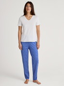 La modella / Il modello Donna indossa Pantaloni pigiama in 100% cotone di colore Blu, Modello, della serie Favourites Marine di CALIDA, Abbigliamento
