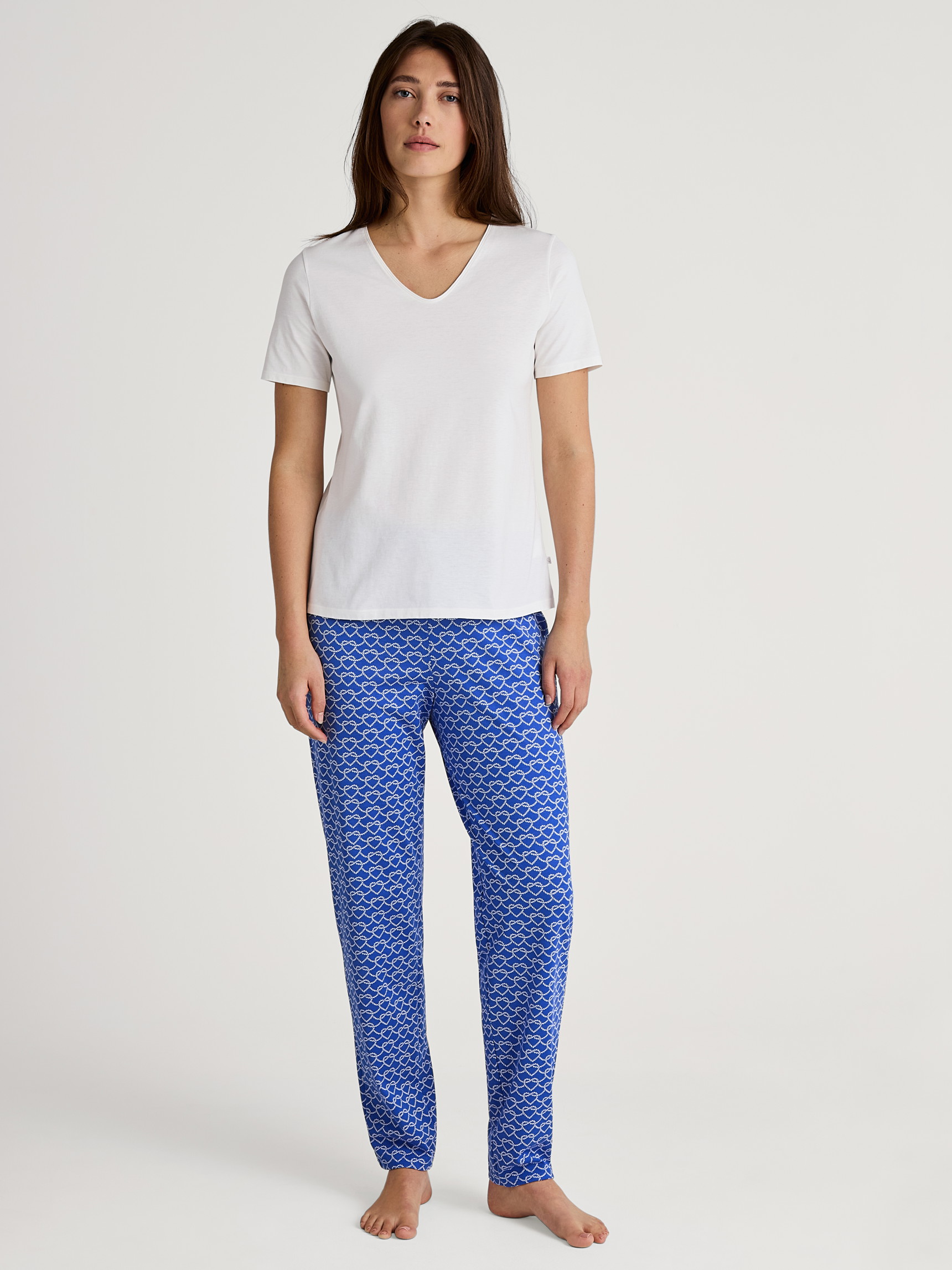 Damen-Model trägt Pyjamahose aus 100% Baumwolle in Blau, Gemustert aus Serie Favourites Marine von CALIDA, Outfit