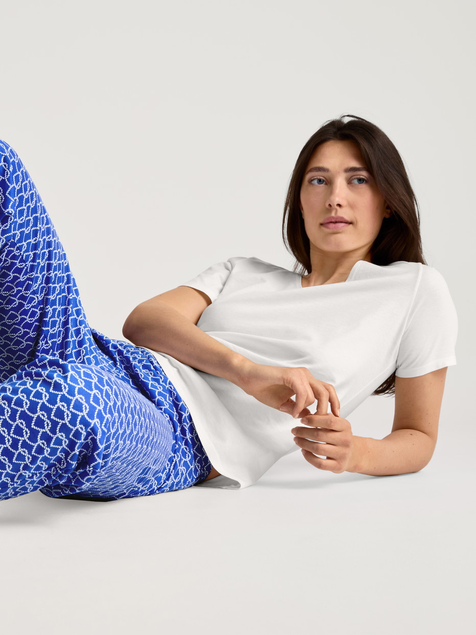 Damen-Model trägt Pyjamahose aus 100% Baumwolle in Blau, Gemustert aus Serie Favourites Marine von CALIDA, Zusatzbild