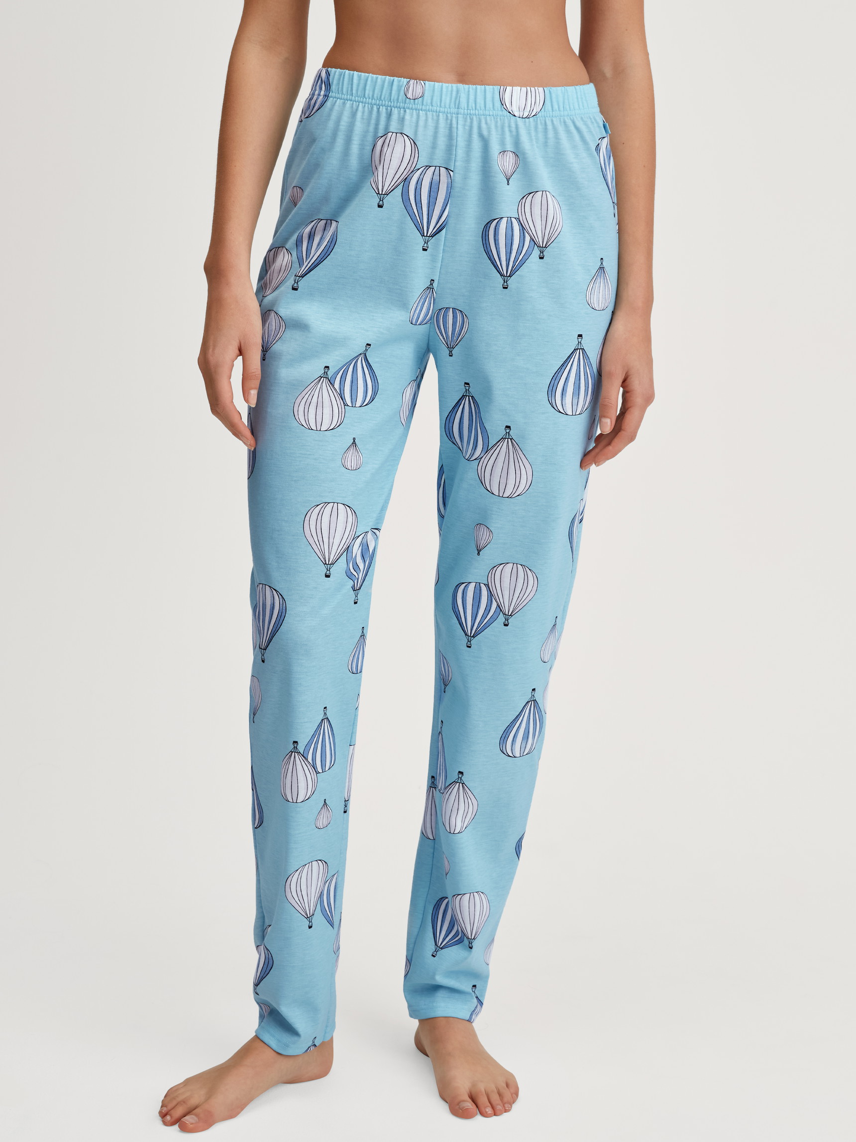 Damen-Model trägt Pyjamahose aus 100% Baumwolle in Blau, Gemustert aus Serie Favourites Journey von CALIDA, Vorderansicht