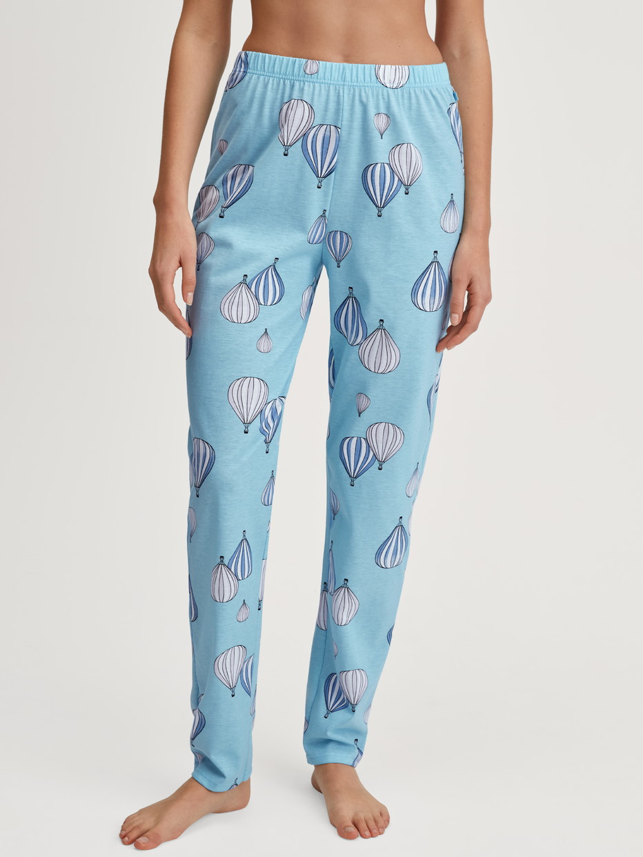 Damen-Model trägt Pyjamahose aus 100% Baumwolle in Blau, Gemustert aus Serie Favourites Journey von CALIDA, Vorderansicht