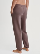 Damen-Model trägt Loungehose mit Seitentaschen aus Baumwolle in Braun, Einfarbig aus Serie Lounge Element von CALIDA, Rückansicht
