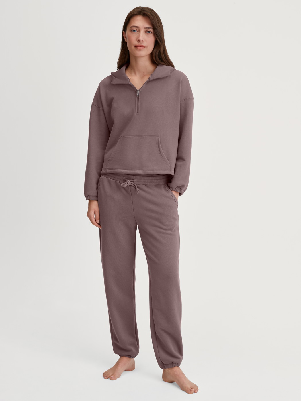 Damen-Model trägt Loungehose mit Seitentaschen aus Baumwolle in Braun, Einfarbig aus Serie Lounge Element von CALIDA, Outfit