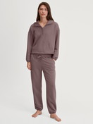 Damen-Model trägt Loungehose mit Seitentaschen aus Baumwolle in Braun, Einfarbig aus Serie Lounge Element von CALIDA, Outfit