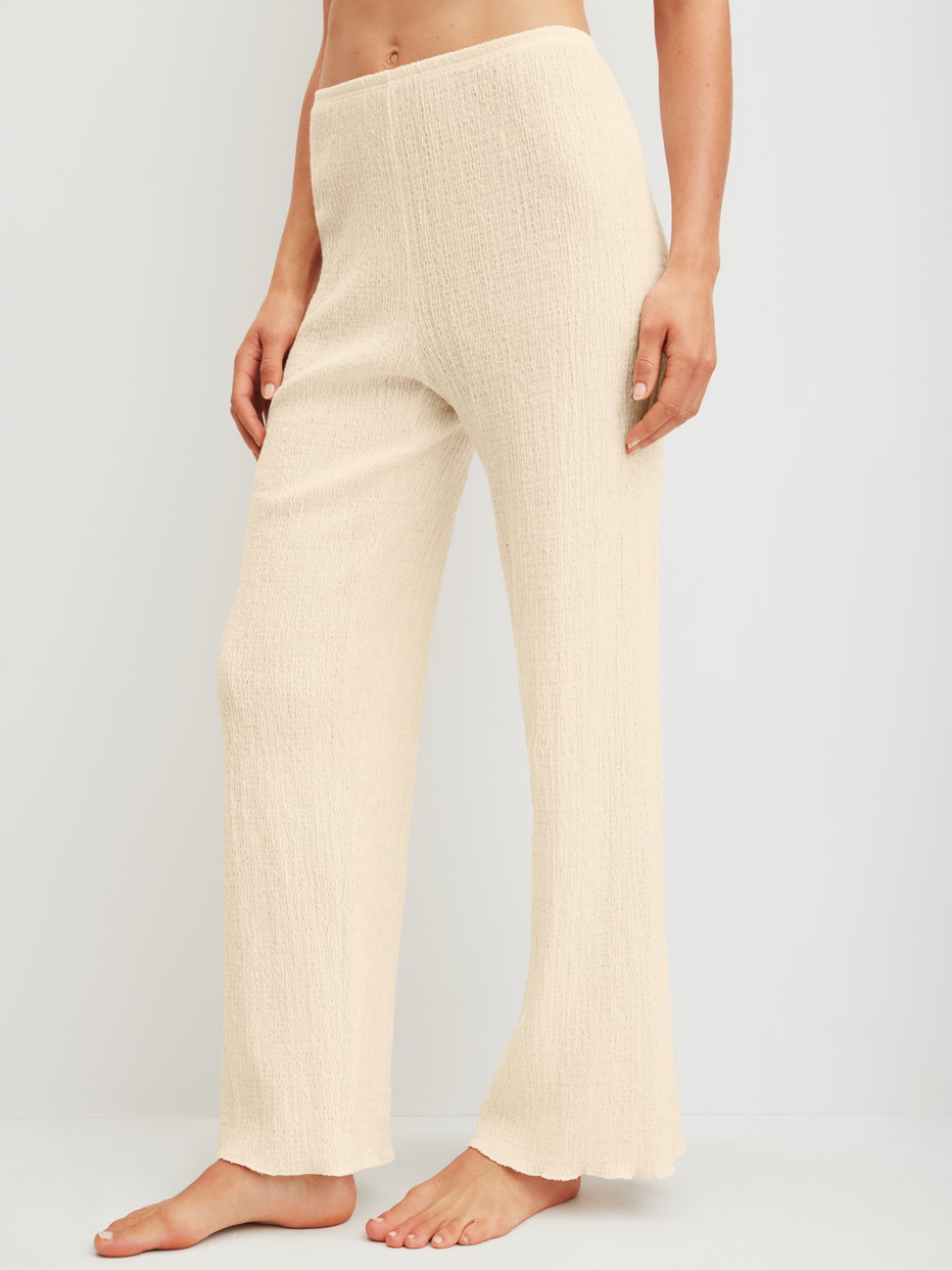 Damen-Model trägt Pyjamahose aus Baumwolle in Beige, Einfarbig aus Serie Favourites Layering von CALIDA, Vorderansicht