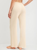 Damen-Model trägt Pyjamahose aus Baumwolle in Beige, Einfarbig aus Serie Favourites Layering von CALIDA, Rückansicht
