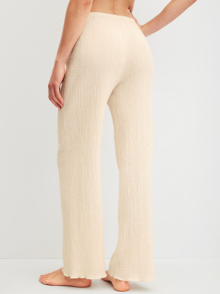 Damen-Model trägt Pyjamahose aus Baumwolle in Beige, Einfarbig aus Serie Favourites Layering von CALIDA, Rückansicht