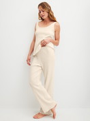 Damen-Model trägt Pyjamahose aus Baumwolle in Beige, Einfarbig aus Serie Favourites Layering von CALIDA, Outfit