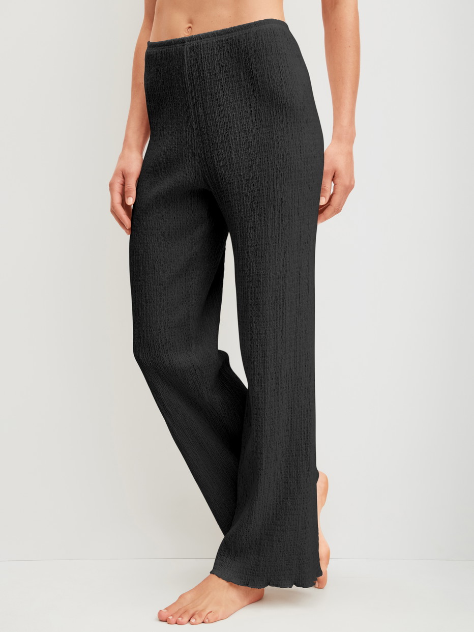 Damen-Model trägt Pyjamahose aus Baumwolle in Schwarz, Einfarbig aus Serie Favourites Layering von CALIDA, Vorderansicht