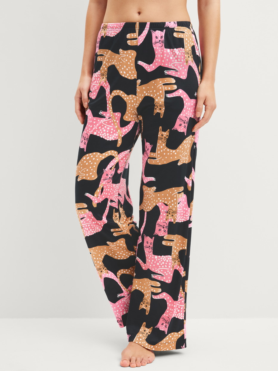 Damen-Model trägt Pyjamahose aus Modal in Schwarz, Motiv aus Serie Sleep Over M&M von CALIDA, Vorderansicht