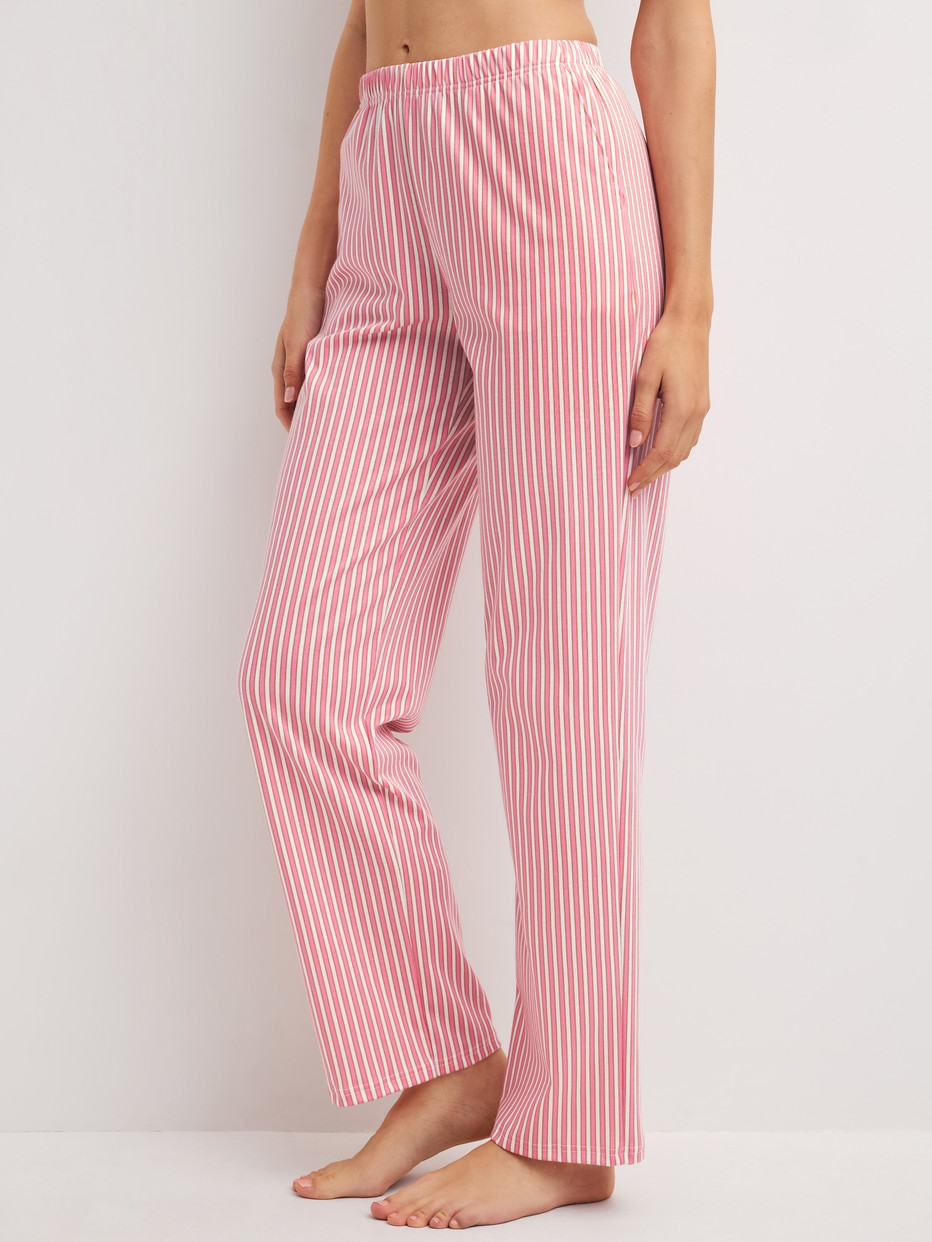Damen-Model trägt Pyjamahose aus 100% Baumwolle in Rosa, Gestreift aus Serie Sleep Over M&M von CALIDA, Vorderansicht