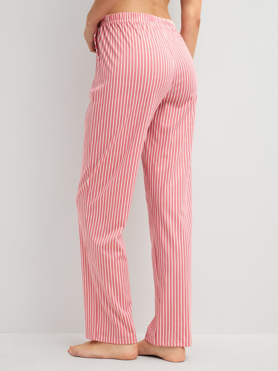 Damen-Model trägt Pyjamahose aus 100% Baumwolle in Rosa, Gestreift aus Serie Sleep Over M&M von CALIDA, Rückansicht