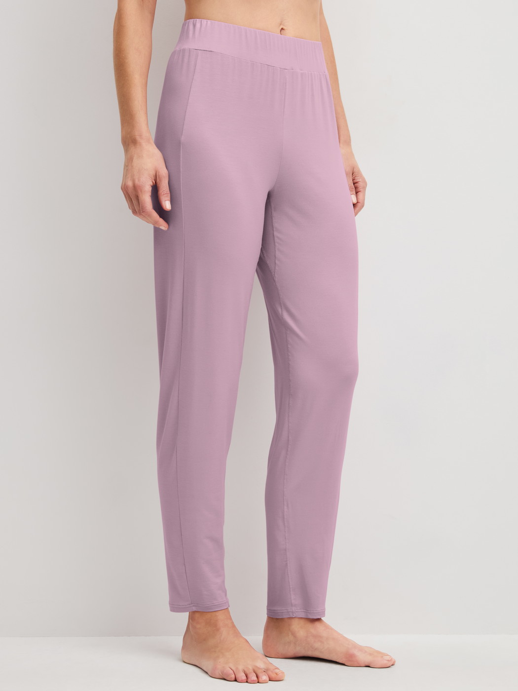 Le mannequin Femme porte le/la Bas de pyjama avec poches en Modal de couleur Violet, Unicolore, de la série DSW Balancing de CALIDA, Vue de face