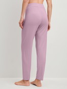 Le mannequin Femme porte le/la Bas de pyjama avec poches en Modal de couleur Violet, Unicolore, de la série DSW Balancing de CALIDA, Vue arrière
