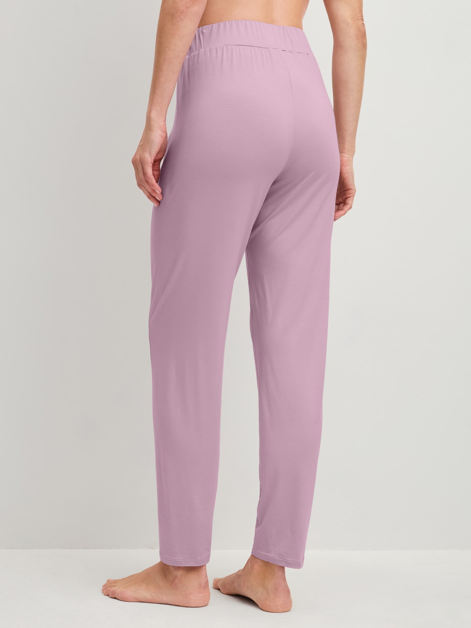 Damen-Model trägt Pyjamahose aus Modal in Violett, Einfarbig aus Serie DSW Balancing von CALIDA, Rückansicht