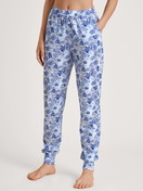 Damen-Model trägt Pants mit Bündchen aus Modal in Blau, Floral aus Serie Favourites Serenity von CALIDA, Vorderansicht