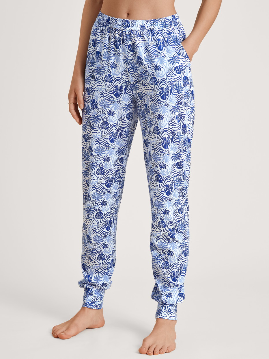 Damen-Model trägt Pants mit Bündchen aus Modal in Blau, Floral aus Serie Favourites Serenity von CALIDA, Vorderansicht