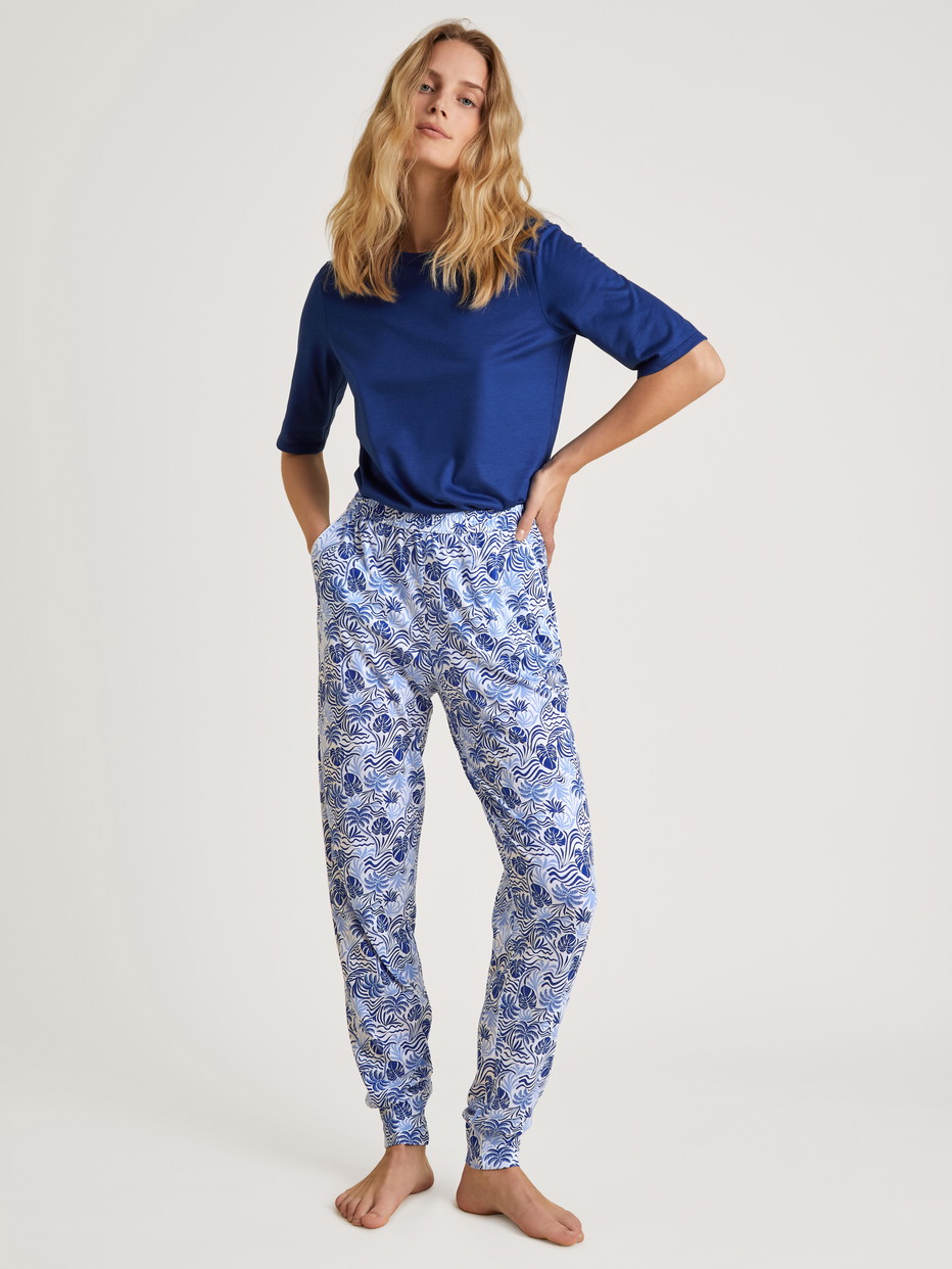 Damen-Model trägt Pants mit Bündchen aus Modal in Blau, Floral aus Serie Favourites Serenity von CALIDA, Outfit