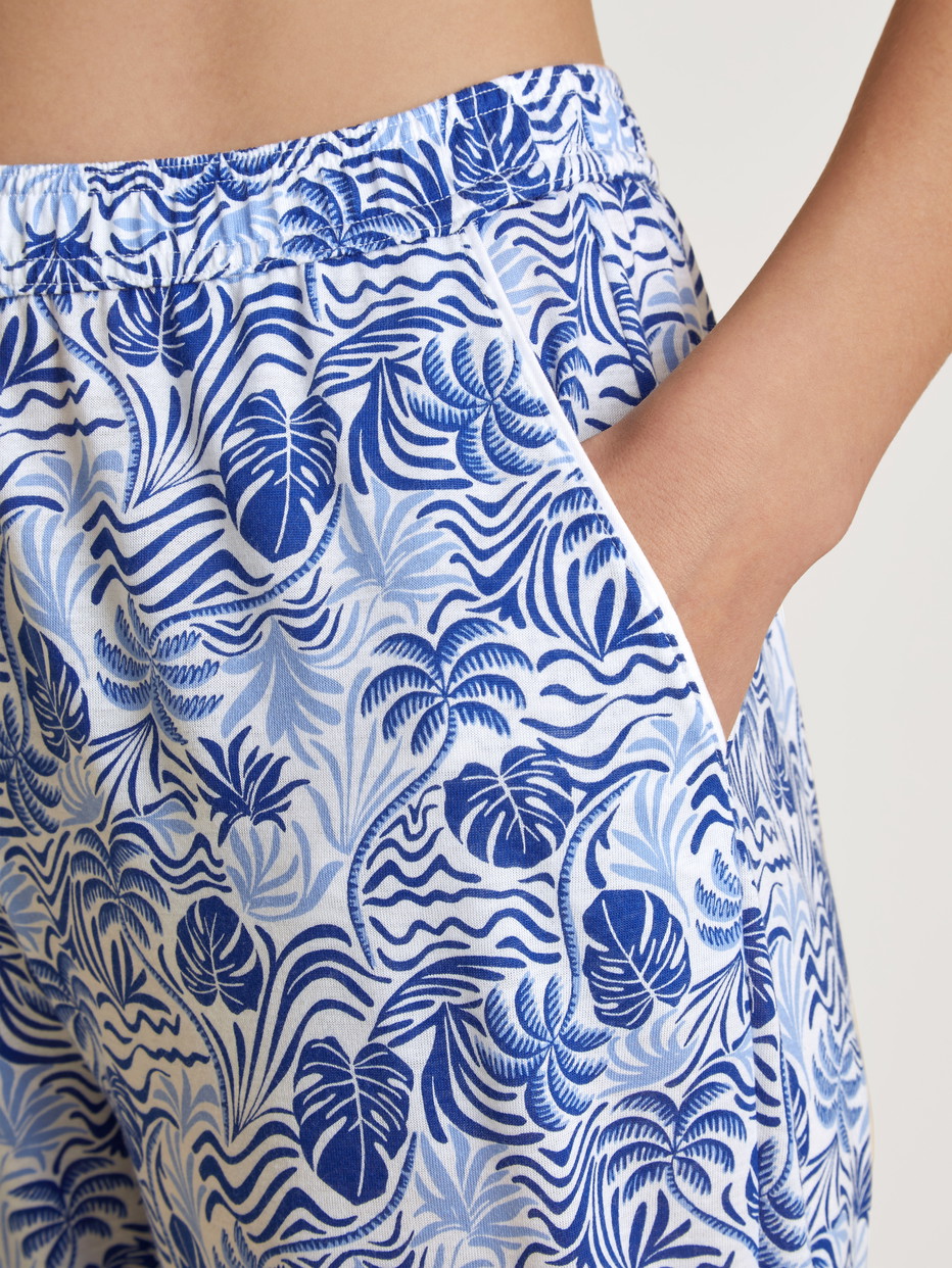Damen-Model trägt Pants mit Bündchen aus Modal in Blau, Floral aus Serie Favourites Serenity von CALIDA, Detail