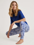 Damen-Model trägt Pants mit Bündchen aus Modal in Blau, Floral aus Serie Favourites Serenity von CALIDA